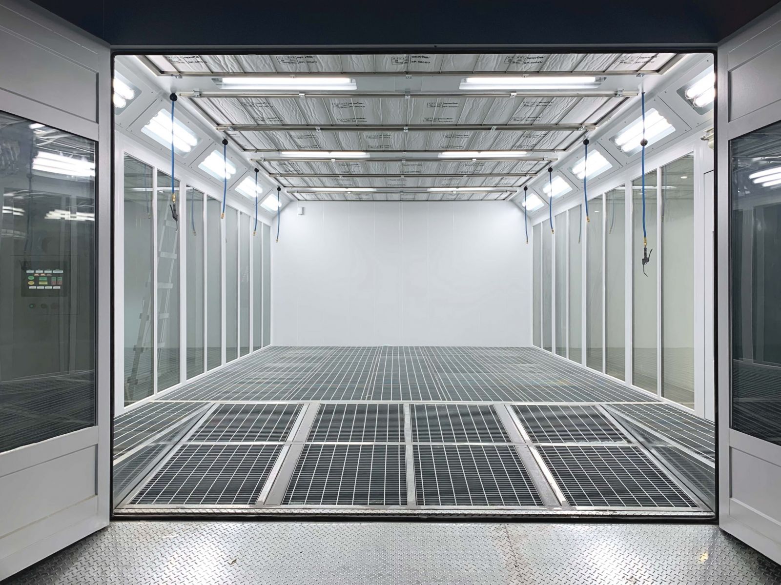 自動車塗装スプレーブースにおける防爆チューブライトの応用実績